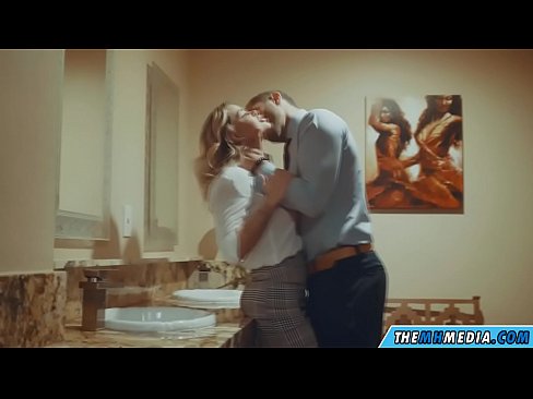 ❤️ Meta blonda busty seduces f'kamra tal-banju pubbliku ❌ Super sess lilna mt.xsexshop.ru ☑